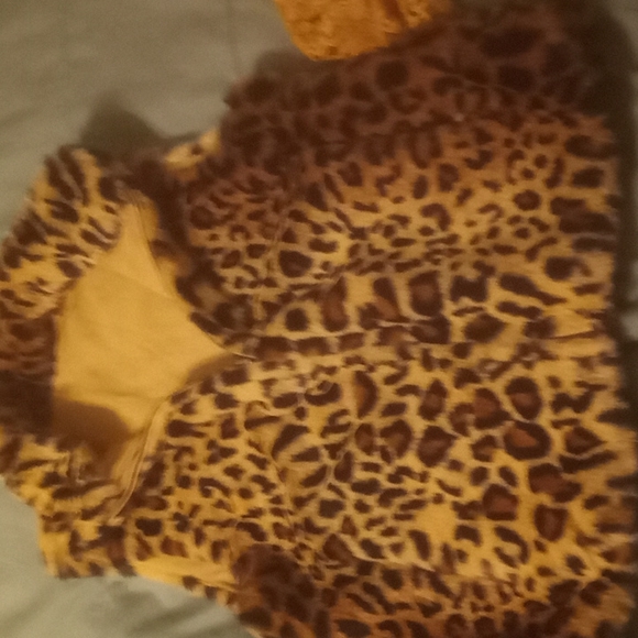 Cheetah zip up vest. - Picture 3 of 3